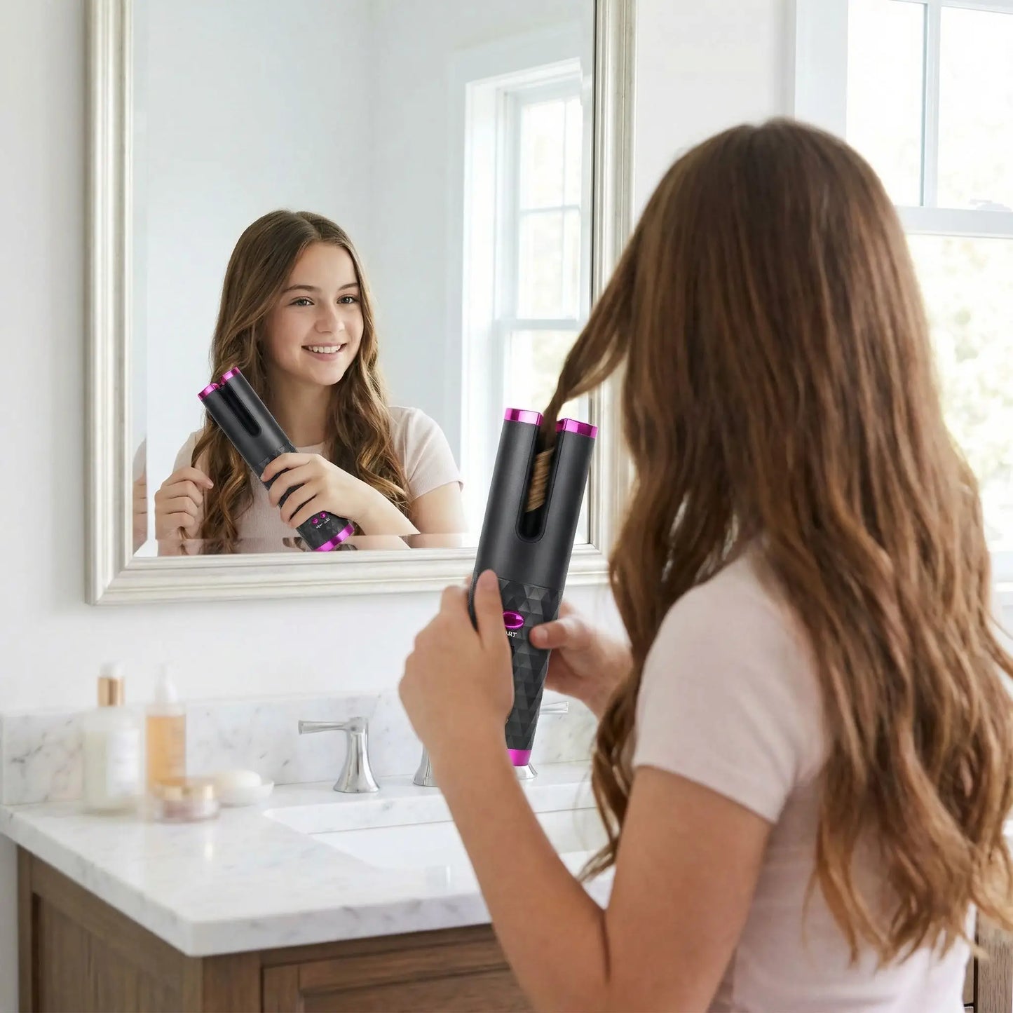 Adolescente boucle ses cheveux avec fer a boucler