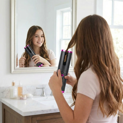 Adolescente boucle ses cheveux avec fer a boucler