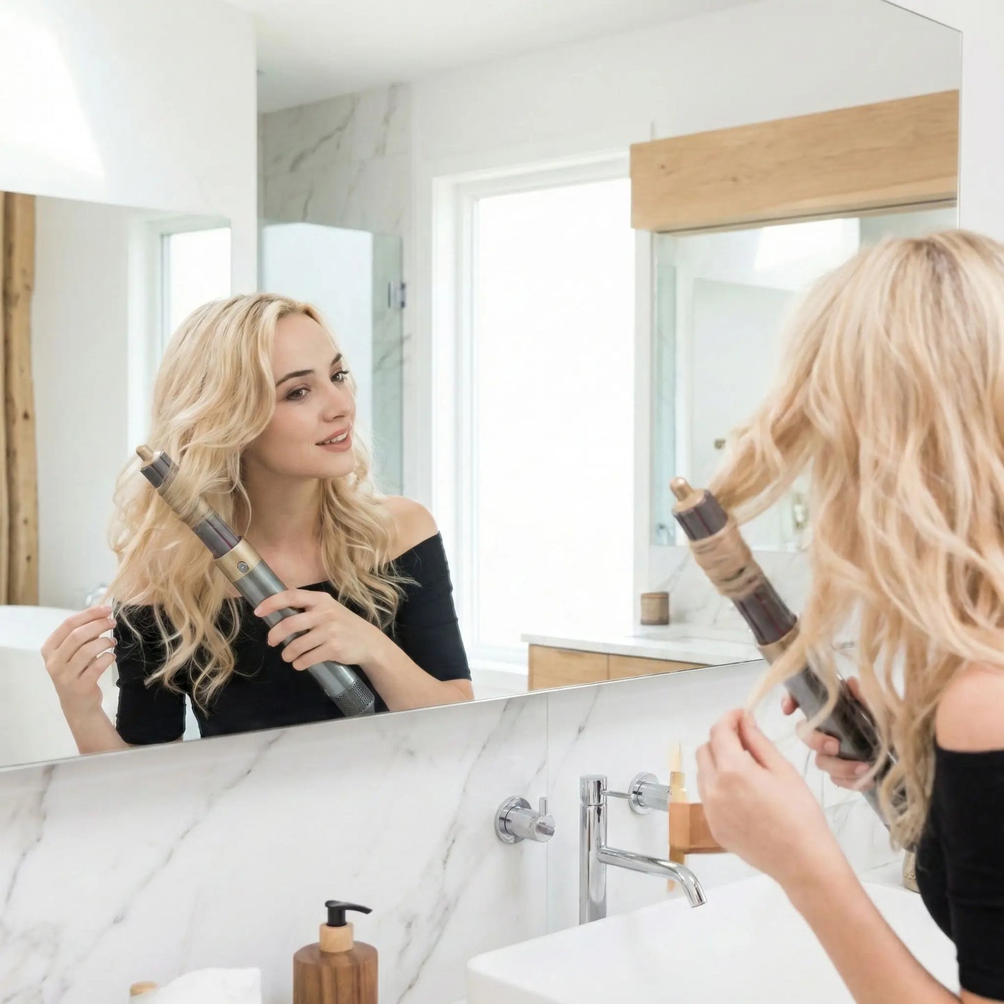 femme boucle ses cheveux avec brosse soufflante