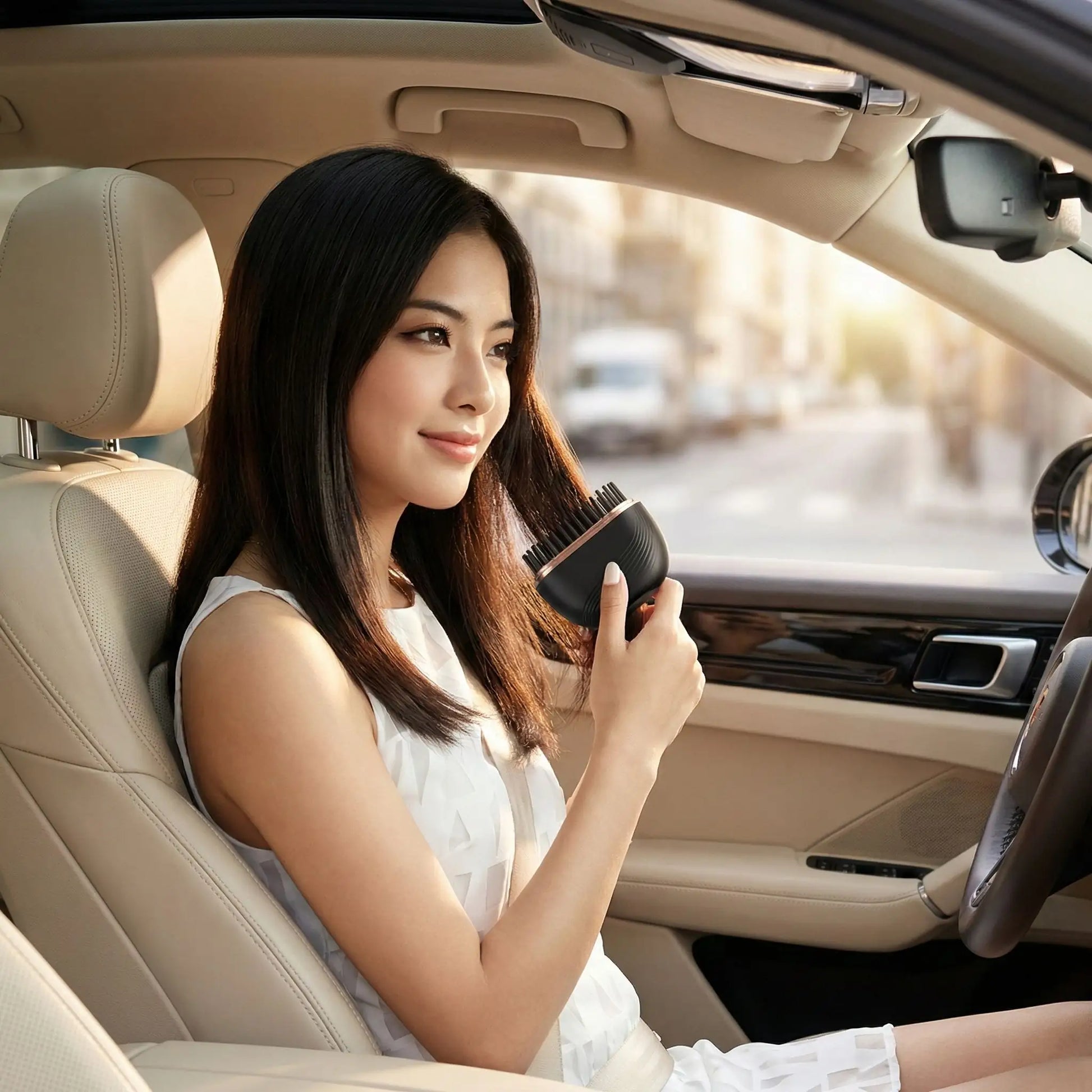 femme lisse ses cheveux avec brosse chauffante dans sa voiture