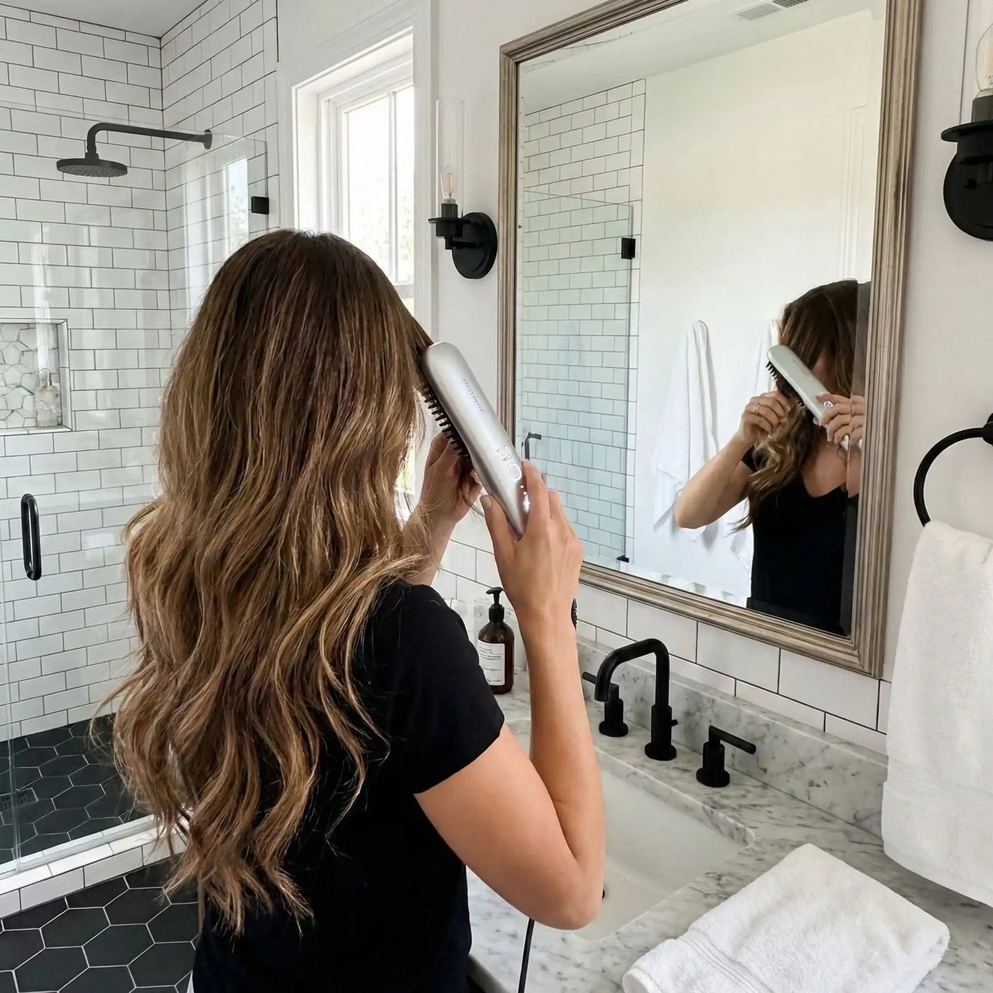 femme se coiffe cheveux avec brosse chauffante 2 en 1